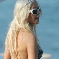::: MRSKIN :::Christina Aguilera oops and bikini pictures